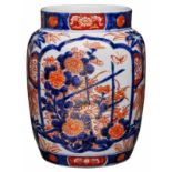 Imari-Vase, Japan wohl um 1900. Porzellan m. rot-blauer Malerei, gold-gehöht. Gedrungene