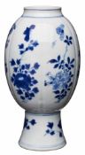 Kl. bauchige Vase, China wohl K´ang Hsi, 18. Jh. Porzellan m. Blaumalerei-Dekor. Ovoider,
