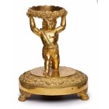 Empire-Vasenfuß, Frankreich um 1810. Bronze, feuervergoldet. Kniende Amorette m.
