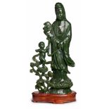 Kwan Yin mit Kind, China wohl Anf. 20. Jh. Moosgrüne Nephrit-Jade, vollrd. geschnitzt. Standfigur,