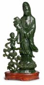 Kwan Yin mit Kind, China wohl Anf. 20. Jh. Moosgrüne Nephrit-Jade, vollrd. geschnitzt. Standfigur,