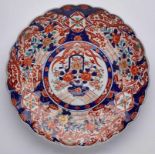 Imari-Platte, Japan wohl um 1860. Porzellan m. rot-blauer Malerei, gold u. grün ge- höht. Rd.,