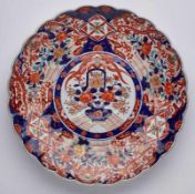 Imari-Platte, Japan wohl um 1860. Porzellan m. rot-blauer Malerei, gold u. grün ge- höht. Rd.,