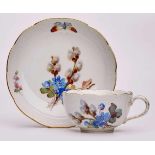 Tasse mit UT, Meissen um 1890. "Alt-Ozier"-Relief. Halbkugelige Tasse m. Ast- henkel, gemuldete