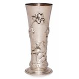 Vase mit Veilchenrelief, Jugendstil, Bruckmann 1899. 800er Silber, innen vergoldet. Hoher, schlanker