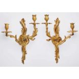 Paar 2-flamm. Wandappliken, Louis-XV-Stil, 20. Jh. Bronze, vergoldet u. mattiert. Plast. Blattranken