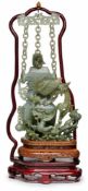 Vase mit Drache und Phönix, China wohl um 1900. Hellgrüne Nephrit-Jade, vollrd. geschnitzt.