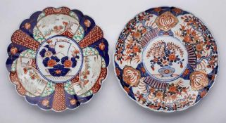 Satz von zwei Imari-Tellern, Japan wohl um 1900. Porzellan m. farbiger Malerei, gold-gehöht. Rd.,