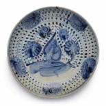 Kl. Schale, China wohl 18. Jh. Porzellan m. Blaumalerei-Dekor. Rd., gewölbte Form m. Floraldekor