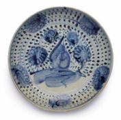 Kl. Schale, China wohl 18. Jh. Porzellan m. Blaumalerei-Dekor. Rd., gewölbte Form m. Floraldekor