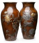 Paar gr. Vasen, Japan um 1900. Bronze, braun patiniert. Amphore m. leicht ein- gezogenem Hals u.