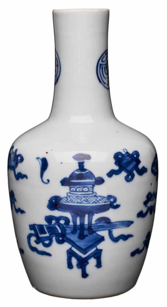 Kl. Enghalsvase, China wohl K´ang Hsi, 18. Jh. Porzellan m. Blaumalerei-Dekor. Leicht kon. Korpus m.