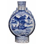 Pilgerflasche, China wohl 19. Jh. Porzellan m. Blaumalerei-Dekor. Aufrecht stehen- de Scheibe auf