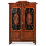 Biedermeier-Vitrine, Wien um 1830. Mahagoni massiv u. furn. 2 Türen, zu 3/4 verglast (teilw.