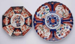 Zwei versch. Imari Teller, Japan wohl Ende 19. Jh. Porzellan m. rot-blauer Malerei, gold u. grün