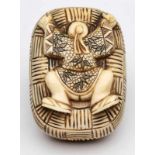 Netsuke Korb mit erotischer Szene, Japan wohl um 1900. Elfenbein, vollrd. geschnitzt u. gefärbt.