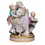 Dame mit Verehrern, Meissen um 1900. An Säulenstumpf gelehnt stehende Dame, sich v. hinter ihr