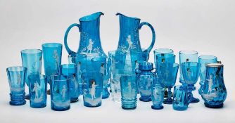Gr. Glas-Konvolut mit Kindermotiven, Böhmen Ende 19. Jh. Türkis-blaues Glas (teils farbloses Glas,