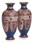 Paar Cloisonné-Vasen, Japan wohl um 1900. Amphorenform auf kl. Rd.fuss, gerundete Schulter m.