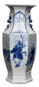 Gr. 6-kantige Vase, China wohl Anf. 19. Jh. Porzellan m. Blaumalerei-Dekor. Amphorenform auf 6-