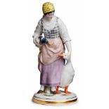 Gänsemagd, Meissen um 1910. Entw.: Jakob Ungerer. Standfigur einer jungen Frau in Schürzenkleid u.