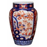 Vase, Arita-Dekor, Japan wohl um 1860. Porzellan m. rot-blauer Malerei, gold-gehöht. Kon., leicht