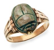 Skarabäus-Ring um 1900 mit einem geschnitztem grünen Stein in Skarabäusform in 8 kt GG-