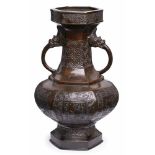 Vase, China wohl 18. Jh. Bronze, dunkelbraun patiniert. Balusterform m. gebauchtem Mittelteil u. 2