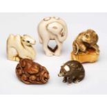 Konvolut von 5 Netsukes Verschiedene Tiere, Japan wohl um 1900. Elfenbein, vollrd. geschnitzt, teils
