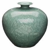 Kugelvase, China wohl um 1900. Porzellan m. Seladon-Glasur. Kugeliger, nach unten leicht