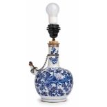 Wasserkanne als Lampe, China wohl 19. Jh. Porzellan m. Blaumalerei-Dekor. Kugeliger Korpus m.