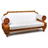 Sofa, Österreich 1. Hälfte 19. Jh. Geflammte Birke furn. Gerade Rückenlehne m. geschweiften Ecken.