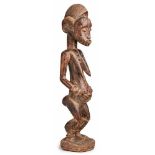 Gr. weibliche Ahnenfigur, Nigeria, Stamm der Senufo. Ca. 40 - 50 Jahre alt. Holz geschnitzt, Reste