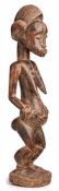 Gr. weibliche Ahnenfigur, Nigeria, Stamm der Senufo. Ca. 40 - 50 Jahre alt. Holz geschnitzt, Reste