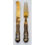 Gabel und Messer mit Soldatenszenen, Meissen wohl um 1760. Baluster-Griffe m. kobaltblauem Fond u.