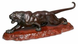 Schleichender Tiger, Japan wohl um 1900. Bronze, rotbraun patiniert. Raubkatze in geduckter