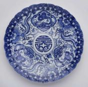 Gr. runde Platte, China wohl um 1900. Porzellan m. blauem Druckdekor. Flache, leicht gefächerte, rd.