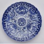 Gr. runde Platte, China wohl um 1900. Porzellan m. blauem Druckdekor. Flache, leicht gefächerte, rd.