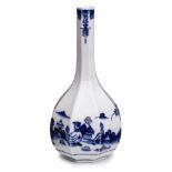 Sake-Flasche, Meissen um 1880. 8-eckige Wandung m. kugeligem Bauch u. langem, schlankem Hals.