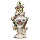 Gr. Potpourri-Vase, Meissen um 1750. Birnförm. Korpus auf weitem Rd.fuss, gewölbter Deckel m.