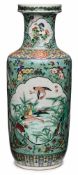 Gr. Famille verte-Rouleau-Vase, China wohl um 1900. Porzellan m. Emaillefarbendekor d. "Famille