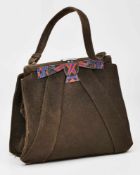 Kl. Handtasche, Art-Deco, um 1930. Braunes, Leder-ähnl. Material. Trapezförm. Korpus m. betonter