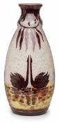 Gr. Vase mit Schwanenmotiv, Schneider um 1928. Modell "Cygnes" m. gelb/ orange/ weißer Pulver-