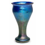 Gr. Vase mit Wellenmuster, 2. Hälfte 20. Jh. Blaues Glas m. irisierendem Wellendekor (nicht