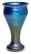 Gr. Vase mit Wellenmuster, 2. Hälfte 20. Jh. Blaues Glas m. irisierendem Wellendekor (nicht