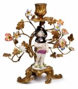 Leuchter, Meissen 18./ 19. Jh. Standfigur einer Amorette m. Schultertuch u. Hut m. Muscheldekor