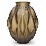 Gr. Vase, Art Deco, Paris um 1930. Rauchglas, großteils mattiert. Ovoider Korpus m. schrägem