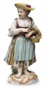 Gärtnerkind Mädchen mit Blumenkorb, Meissen um 1860. Standfigur im Schürzenkleid m. Hut, d. Kopf