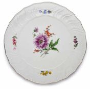 Kuchenplatte, Meissen um 1920. II. Wahl. "Neu-Brandenstein"-Relief m. Feldblumen-Bouquet u. -