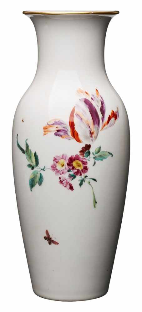 Hohe Vase, KPM Berlin wohl 1. Hälfte 20. Jh. Schlanke Amphore m. ausschwingender Lippe. Wandung